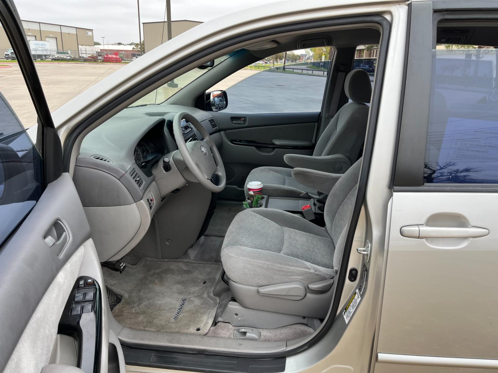 2005 SILVER /gray Toyota Sienna LE - 7 Passenger Seating (5TDZA23C75S) with an 3.3L V6 DOHC 24V engine, 5-Speed Automatic Overdrive transmission, located at 14700 Tomball Parkway 249, Houston, TX, 77086, (281) 444-2200, 29.928619, -95.504074 - Photo #8